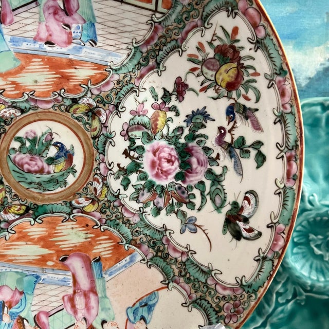 Early 20th Century Antique Porcelain Chinoiserie Rose Medallion Round Platter For Sale - Image 5 of 10