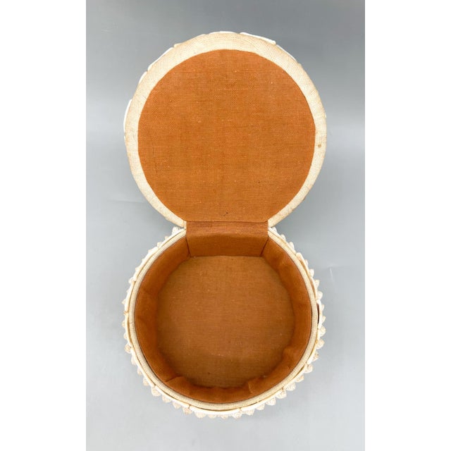 Late 20th Century Vintage Shell-Encrusted Round Trinket / Jewelry Box - Hollywood Regency, Coastal, Organic Modern For Sale - Image 5 of 9
