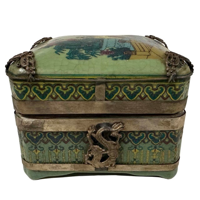Early 20th-Century Chinese Porcelain Geisha Trinket Box For Sale - Image 4 of 10