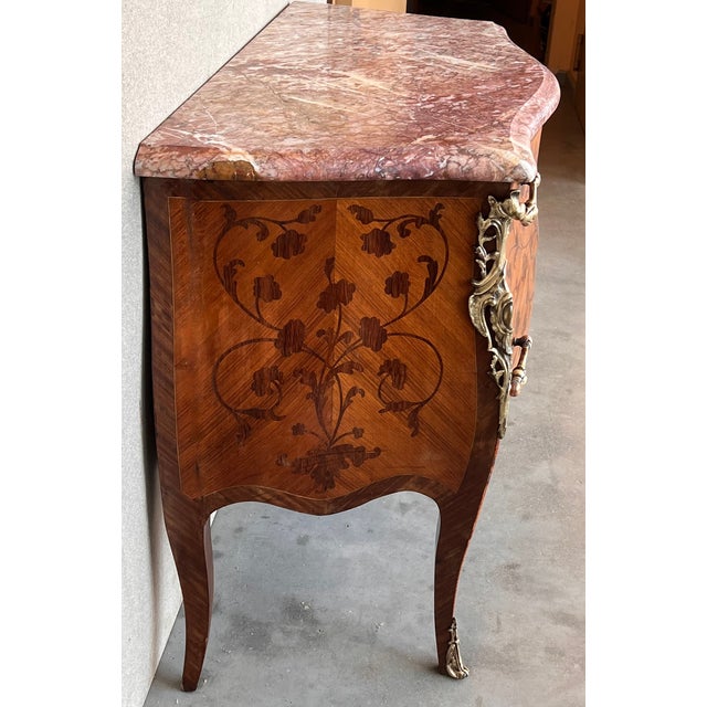 French Louis XV Style Fine Kingwood and Marquetry Ormolu Mounted Bombe Commode For Sale In Miami - Image 6 of 11