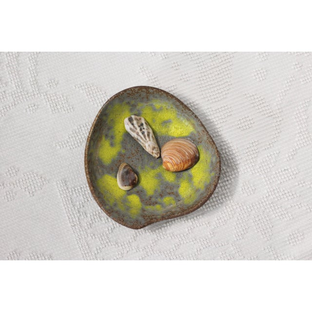 Haeger MCM Ceramic Haeger Earth Wrap Bowl in Lemon Peel From the 1970s For Sale - Image 4 of 10