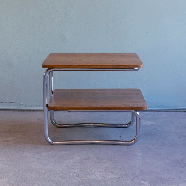 This side table represents a classic tubular steel design of the 1930s, developed within the context of Bauhaus modernism....