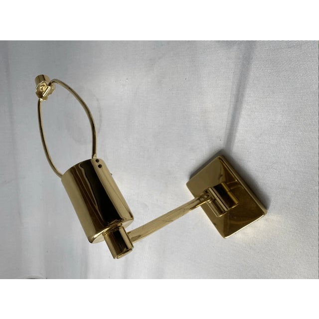 Good condition Elevate your space with this elegant vintage swing-arm wall lamp from the Hinson Lamps. Crafted in Spain,...