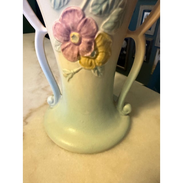 1940s Vintage Hull Art Pottery Art Deco Dogwood Vase #510-10 1/2 ca.1940s For Sale - Image 5 of 12