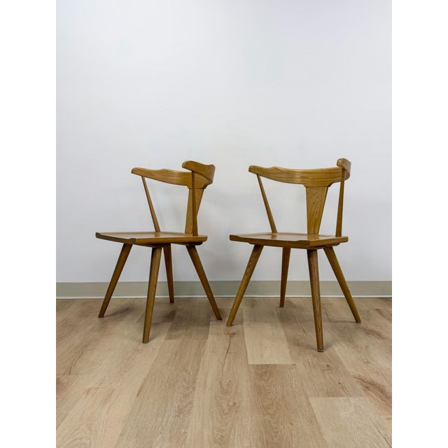 This clean and well-crafted pair of modern MCM style Windsor chairs are a practical and good-looking dining and accent...