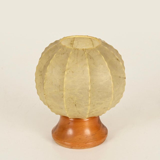 Beige Mid-Century Scalopped Cocoon Table Lamp with Wood Base attributed to Achille Castiglioni for Flos, Italy, 1960s For Sale - Image 8 of 11