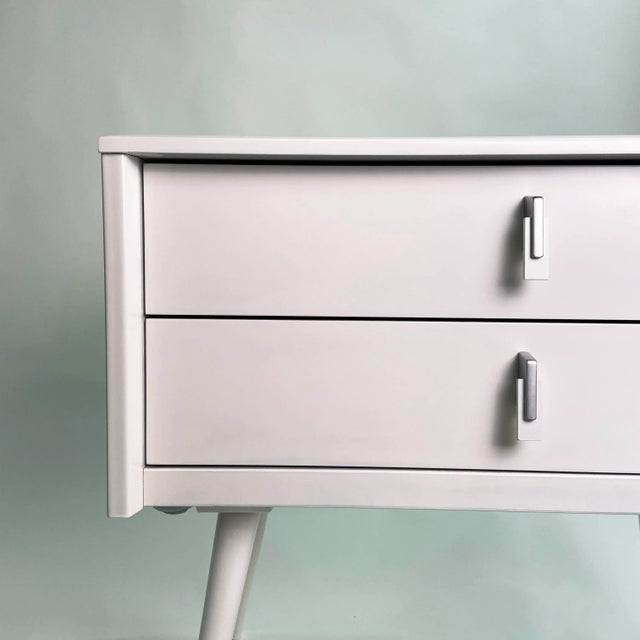 Vintage French 2-Drawer End Table Nightstand by Gautier For Sale In New York - Image 6 of 7