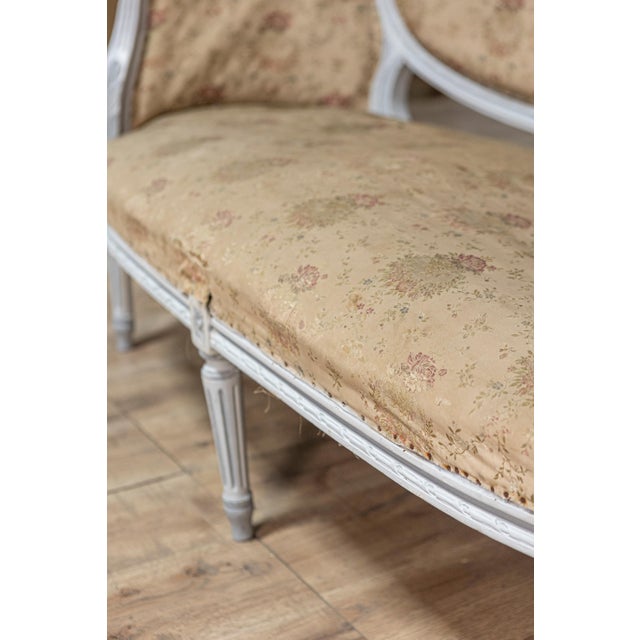 French Louis XVI Style 1900s Light Blue Canapé en Corbeille with Carved Motifs For Sale In Atlanta - Image 6 of 9