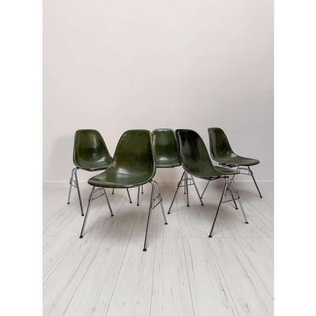 Beautiful original vintage fiberglass side chair produced by herman miller, featuring the highly desirable stackable...