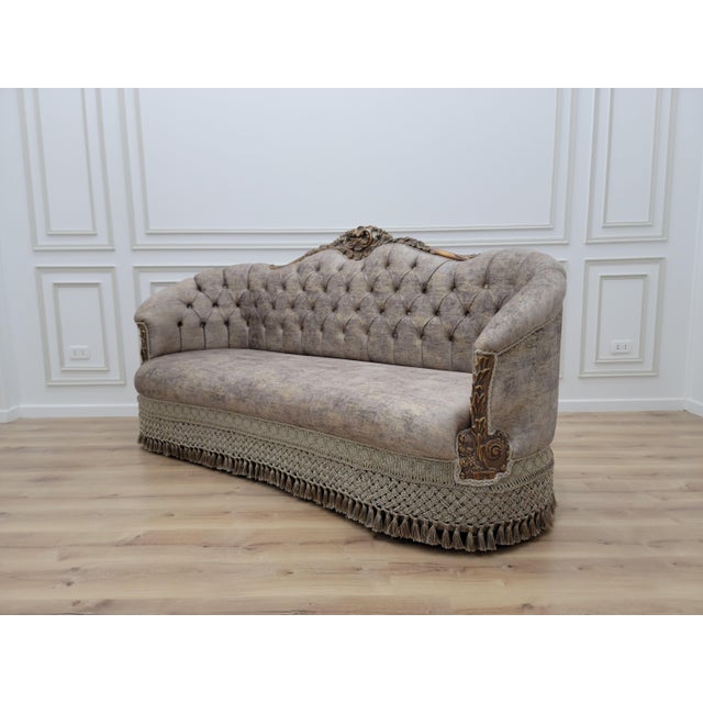 The finesse of wood work combines with the fabulousness of antique style on this banquette sofa. The look is pure...