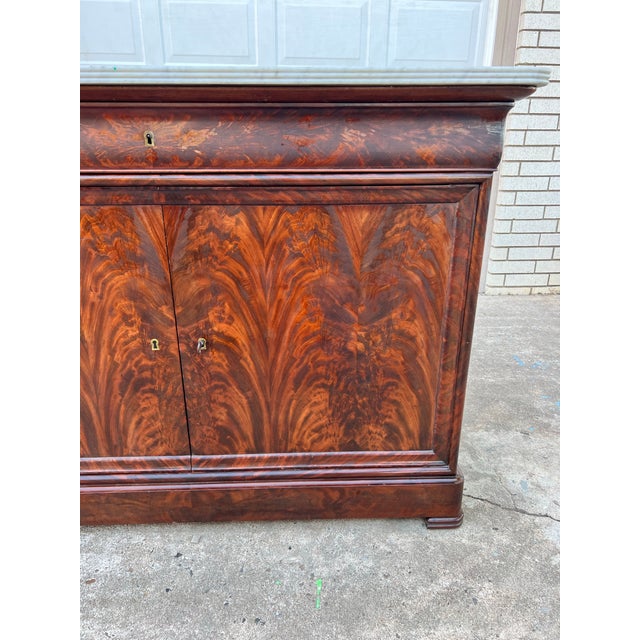 French French 19th Century Louis Philippe Carrara Marble Top Flame Mahogany Buffet For Sale - Image 3 of 12
