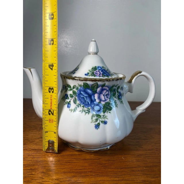 Ceramic 1980s English Garden Teapot Robinson Ransbottom Japan Blue Roses Floral 4 Cup Vintage For Sale - Image 7 of 7