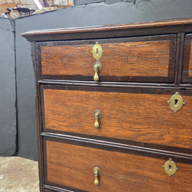 Late 19th Century Georgian 5 Drawer Oak Chest With Dark Cherry Banding With Brass Drop Pulls and Ecustions For Sale In Atlanta - Image 6 of 13