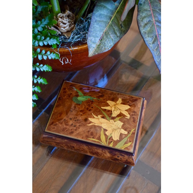 Mid-Century Modern Italian Sorrento Inlaid Hummingbird Musical Box For Sale - Image 3 of 7