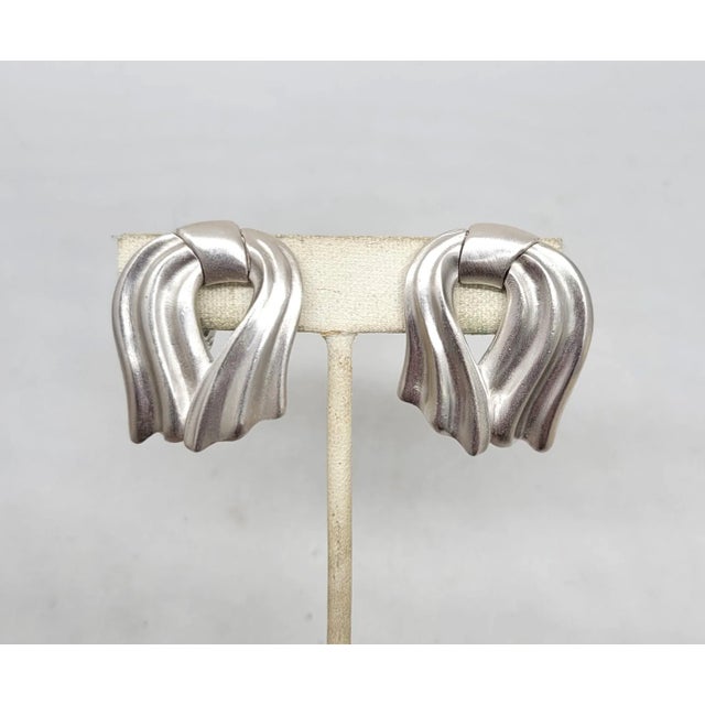 Monet Vintage 1980s Signed Monet Rhodium Plated Modernist Ribbon Clip Earrings - 2 Pieces For Sale - Image 4 of 8