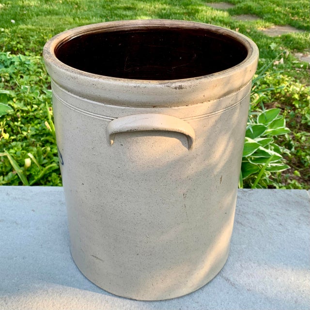 Late 19th century American salt glaze stoneware crock featuring a striking hand-painted cobalt “Bee Sting” or “Lazy 8”...