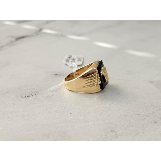 2020s Eagle Head Onyx Gold Ring 14k Yellow Gold, Size 7 For Sale - Image 5 of 5