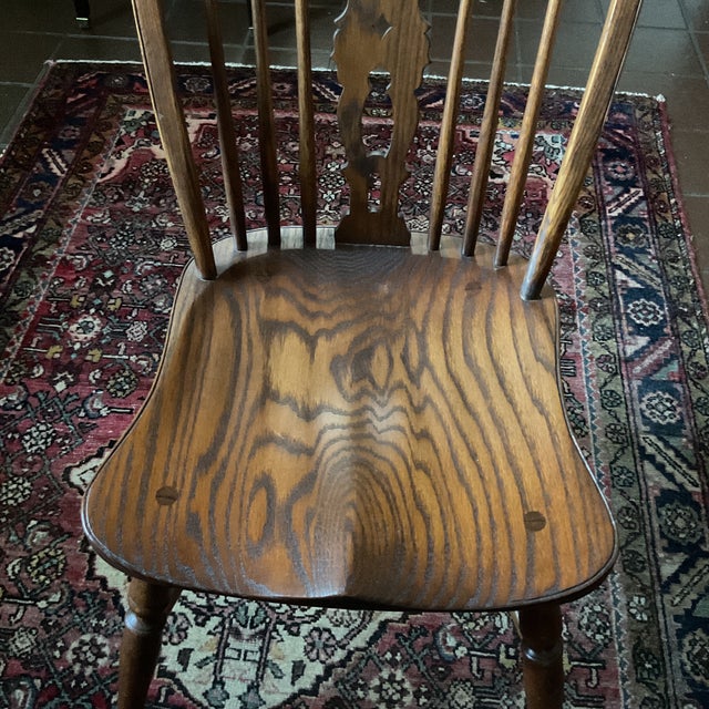 Authentic D.R. Dimes (renowned American furniture maker) Windsor style side chair. Features bow back, centrally pierced...