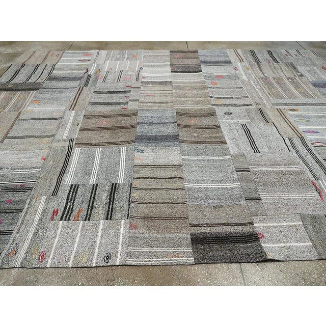 Galerie Shabab Collection Mid-20th Century Vintage Turkish Flatweave Kilim Room Size Carpet For Sale - Image 4 of 7