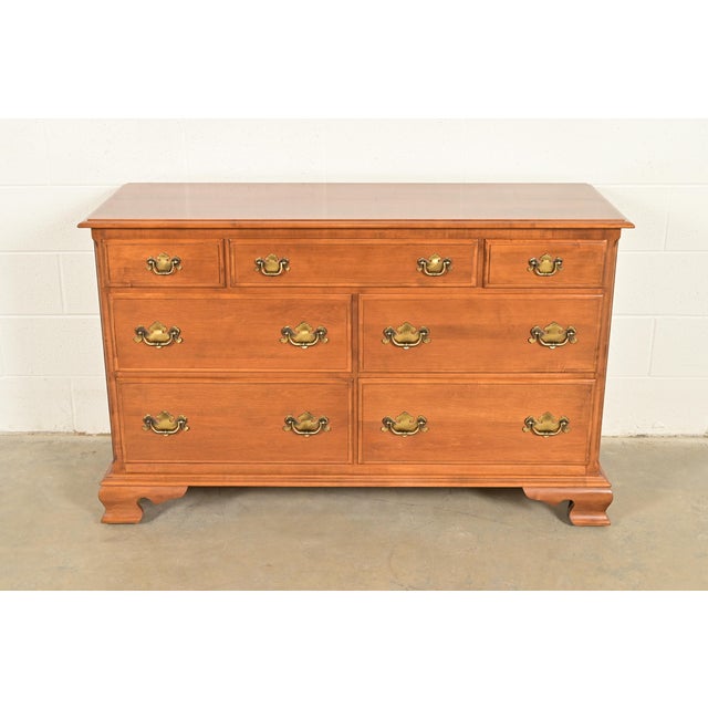 American Ethan Allen American Colonial Solid Maple Seven-Drawer Dresser, Circa 1970s For Sale - Image 3 of 12