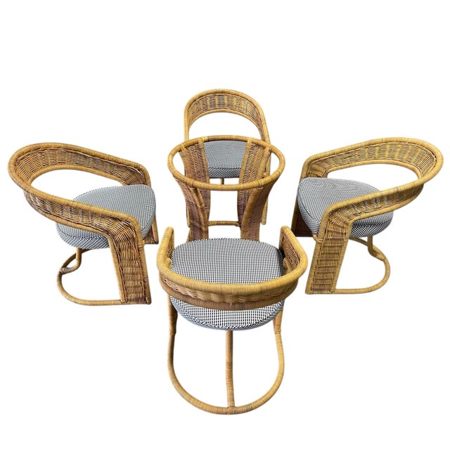 This is a vintage rattan dining set with a strong 1970s–1980s coastal / organic modern feel. The set includes a round...