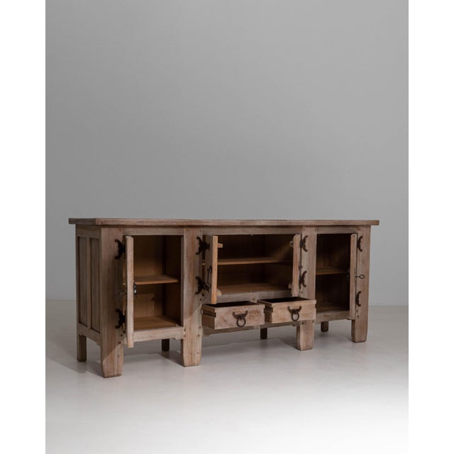 This bold 1970s French Brutalist buffet is crafted from solid oak and exemplifies the movements emphasis on strength,...
