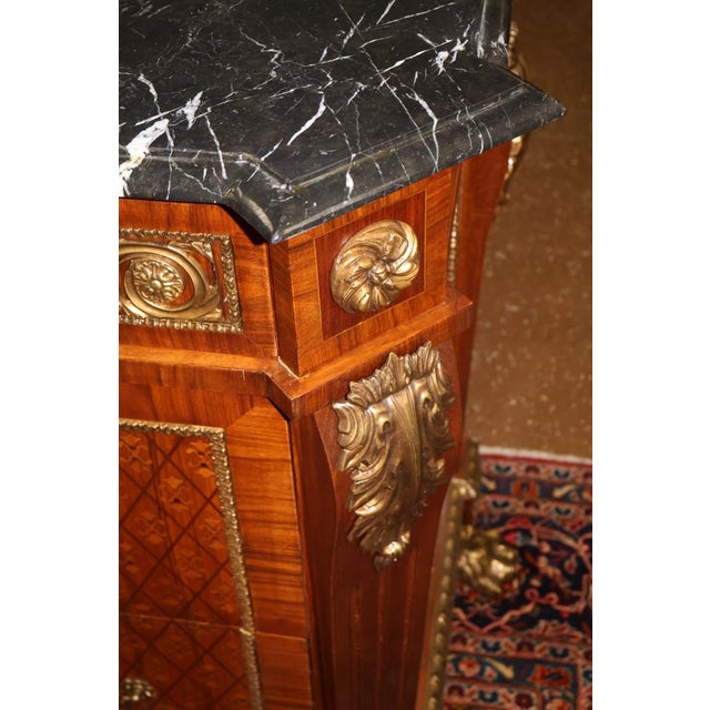 1990s Louis XV French Style Walnut Inlaid Marble Top Gilt Ormolu Chest Dresser Commode For Sale - Image 11 of 13
