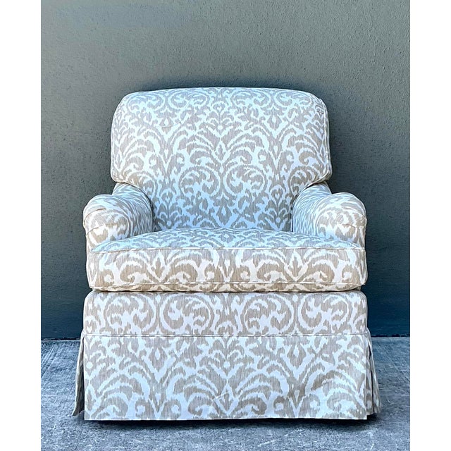 This elegant vintage lounge chair is a masterclass in classic English country design, featuring a timeless silhouette that...