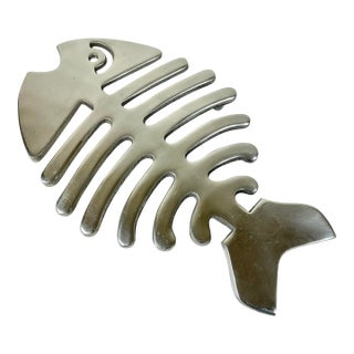1980s Vintage Coastal Boho Chic Trompe L’Oeil Style Aluminum Fish Trivet For Sale