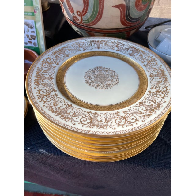 1970s Collection of Gold Detailed Dinner Plates- Set of 8 For Sale - Image 4 of 7