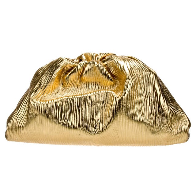 2019 Bottega Veneta Pouch Gold Oro Oversized Large Bark Leather Clutch For Sale - Image 9 of 12