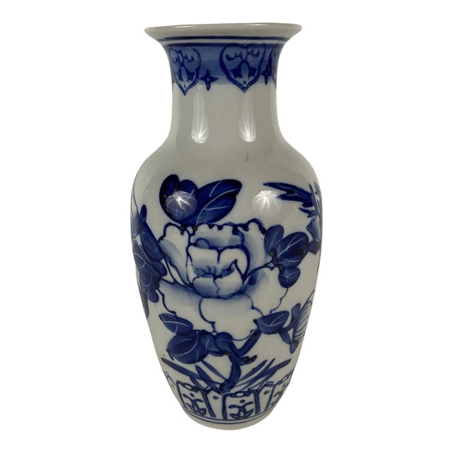 Blue and White Chinese Porcelain Vase For Sale