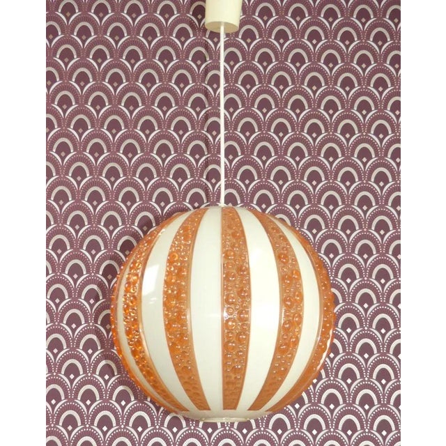 Nice big 70s ceiling lamp. Kunstoffkorpus - stable acrylic glass. Transparent plastic in orange with "blisters" combined...