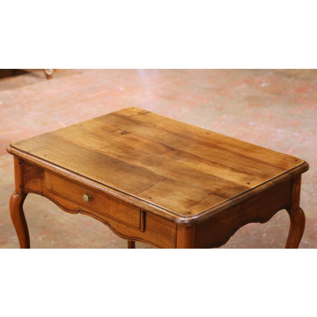 French Early 19th Century French Louis XV Provençal Walnut Side Table With Drawer For Sale - Image 3 of 13