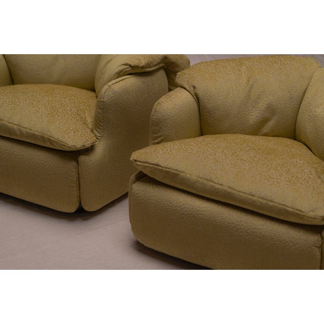 This exceptional pair of vintage ‘Confidential’ easy chairs, designed by renowned architect and designer Alberto Rosselli...