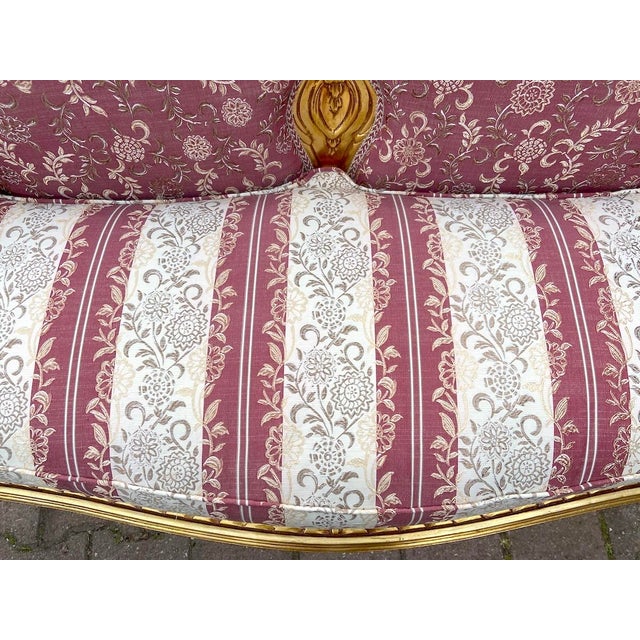 1970s French Louis XVI Gilt Settee with Damask Upholstery Elegant Gilded Neoclassical Sofa in Rose & Antique Off-White...