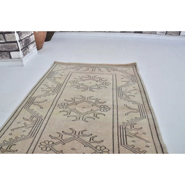 1950s Oushak Handknotted Floral Rug For Sale In Phoenix - Image 6 of 10