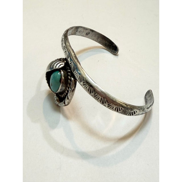 1970s Vintage Southwest Navajo Style Sterling Silver Stamped Turquoise Leaf Cuff Bracelet For Sale - Image 5 of 8