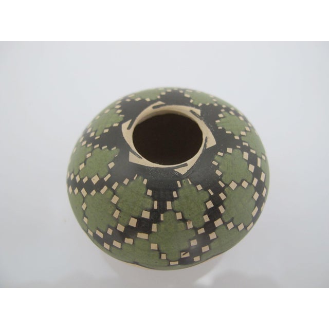 Miniature Mata Ortiz Chelo Acosta Red & Green Geometric Seed Pot Vase Pair For Sale In Portland, OR - Image 6 of 10