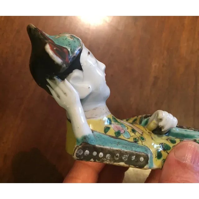 Antique 19th Century Chinese Export Famille Rose Porcelain Wall Hanging of a Reclining Court Lady For Sale - Image 11 of 13