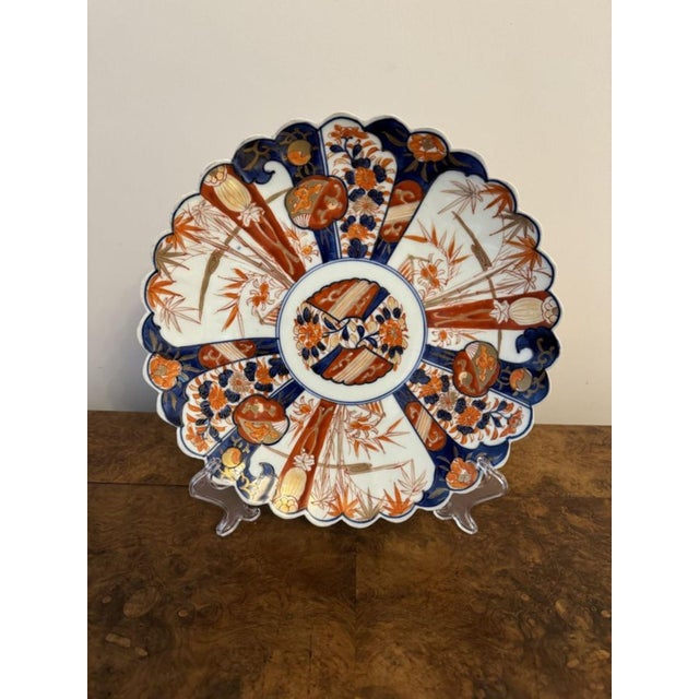 Quality antique Japanese imari scalloped shaped edge large plate, having a quality antique Japanese imari plate decorated...