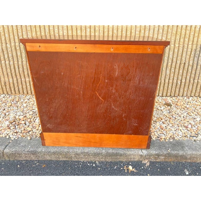 Late 20th Century Hekman Copley Place Georgian Chippendale Style Inlaid Flame Mahogany Bachelors Chest/ Nighstand For Sale - Image 17 of 18
