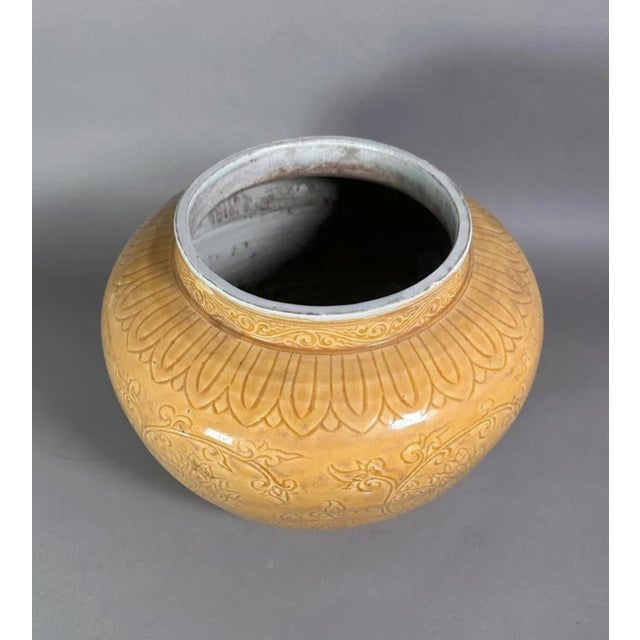 Late 20th Century Chinese Mustard Glazed Incised Petal Slip Decoration Ceramic Pot For Sale - Image 4 of 8