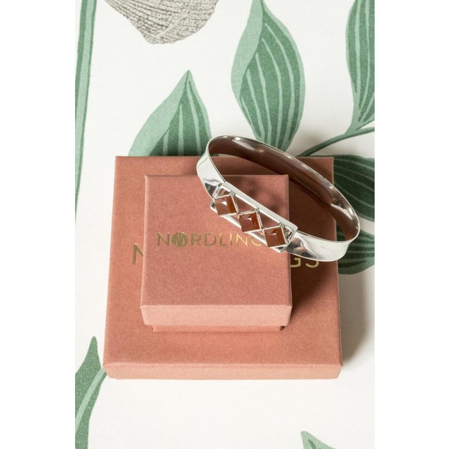 Lovely silver bracelet by Martti Viikinniemi, with a row of square carnelian stones. Cool design that catches the eye,...