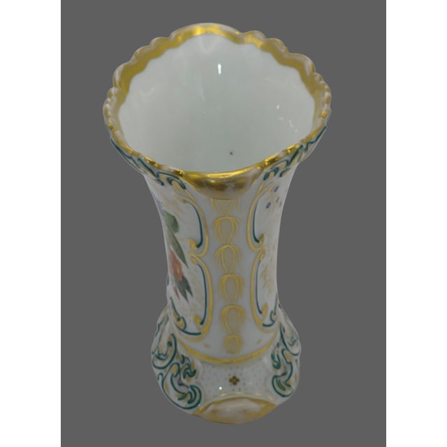 Victorian Antique Old-Paris Vieux-Paris Porcelain Hand Painted Gilded Floral Bouquet Fan-Shaped Vase For Sale - Image 3 of 10