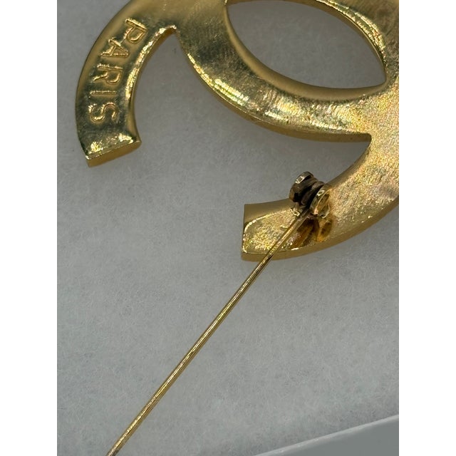 Late 20th Century Vintage Gold Tone Metal Interlocking CC Brooch With Paris Stamp For Sale - Image 5 of 10