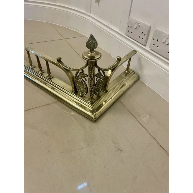 Antique Victorian quality ornate brass fender boasting ornate quality brass flowers, leaves and scrolls, turned brass...