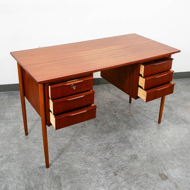Mid-Century Modern Mid Century Danish Modern Desk Executive Teak 6 Drawer Lock Floating MCM For Sale - Image 3 of 11