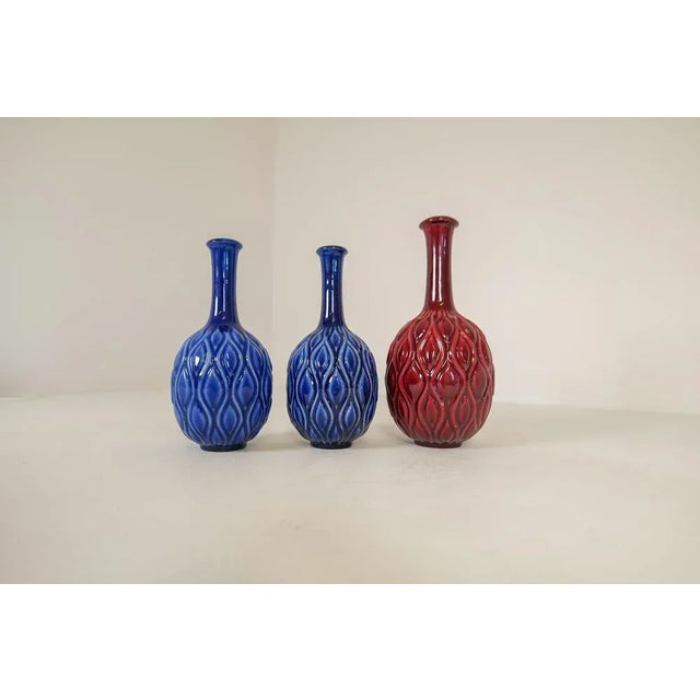 1950s Mid-Century Blue and Red Peacock Vases by Sven Erik Skawonius for Upsala Ekeby, 1950s, Set of 3 For Sale - Image 5 of 14