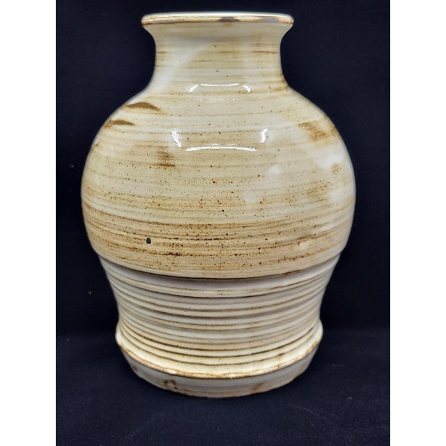 The vase by Jacques Pouchain, from the Dieulefit workshop, is an iconic piece of French ceramics from the 1960s. Made of...